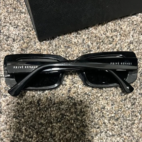 Bold Black Rectangular Sunglasses with Oversized Style - Picture 4 of 9